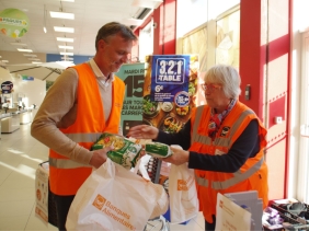 Membres du Rotary Club La Rochelle récupérant et triant les dons pour la Banque Alimentaire